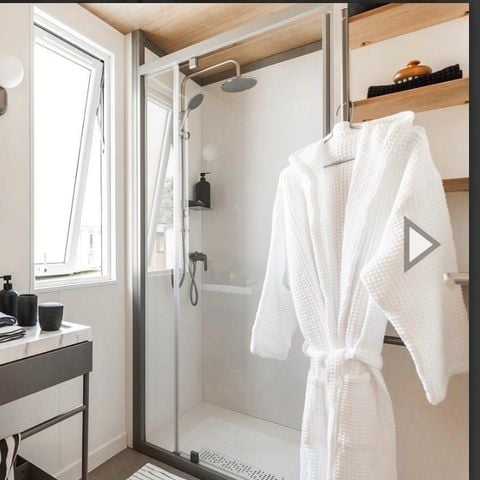 Mobilheim 4 Personen - Wohnbereich – 2 Schlafzimmer + integrierte Terrasse