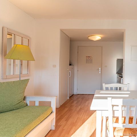 APARTMENT 4 people