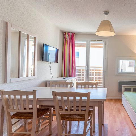 APARTMENT 6 people
