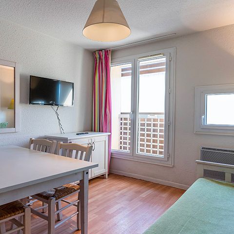 APARTMENT 6 people