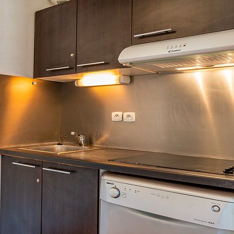 APARTMENT 6 people