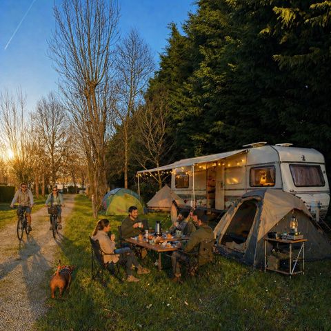 PIAZZOLA - Pacchetto comfort (1 tenda, roulotte o camper / 1 auto / elettricità) 2/6 pers.