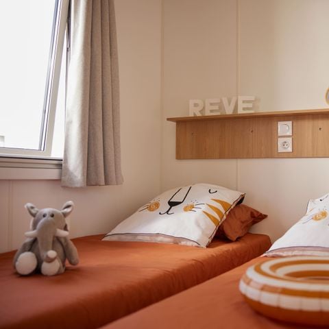 Mobilheim 5 Personen - HomeFlower Premium 29m² - 2 Schlafzimmer + Halbüberdachte Terrasse + TV + LV 5 pers.