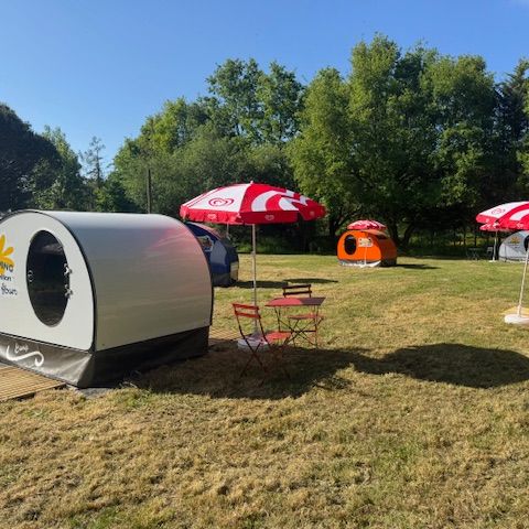 UNIEKE ACCOMMODATIE 2 personen - Gezellige Mobil Atypique (1bed - 2pers.) (zonder sanitair) + parasol + stoelen 1/2 pers.