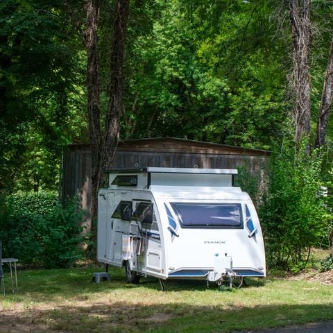 Stellplatz - Forfait Confort (1 Zelt, Wohnwagen oder Wohnmobil / 1 Auto / Strom 10A) 2 Pers.