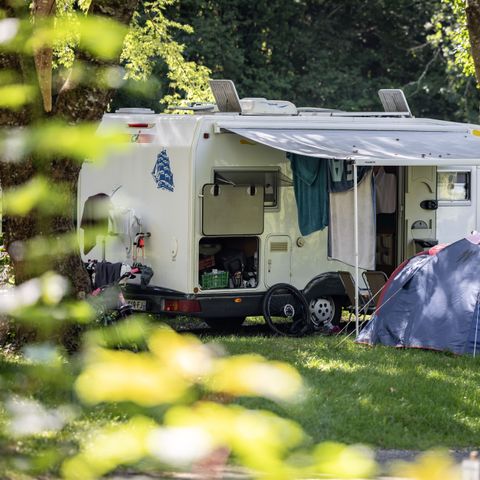 Kampeerplaats - Comfort pakket (1 tent, caravan of camper / 1 auto / 10A elektriciteit) 2 pers.