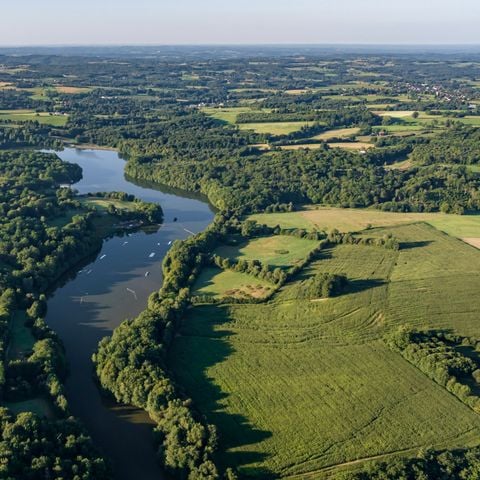 EMPLACEMENT - Forfait Confort (1 tente, caravane ou camping-car / 1 voiture / électricité 10A) 2 pers