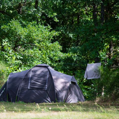 PIAZZOLA - Pacchetto comfort (1 tenda, roulotte o camper / 1 auto / elettricità 10A) 2 pers.