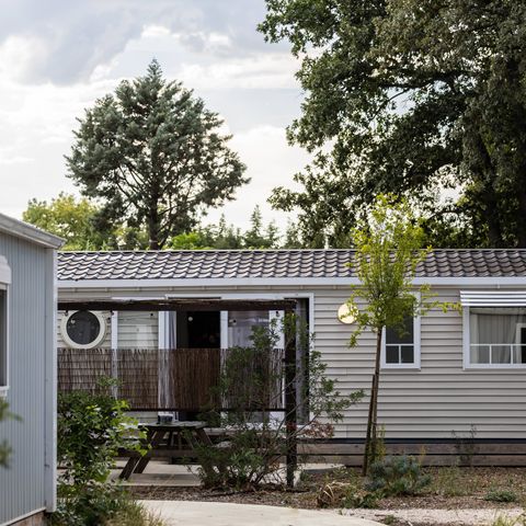 BUNGALOW 6 personnes - 3 chambres / CONFORT (CLIM + PERGOLA + PLANCHA)