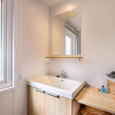 BUNGALOW 4 personnes - Mobil-home | Comfort | 2 Ch. | 4 Pers. | Terrasse surélevée | Clim. | TV