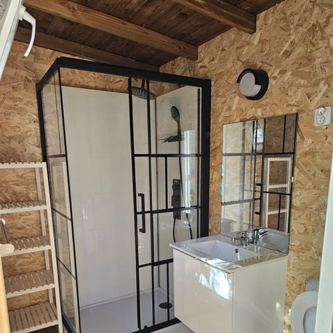 Emplacement - Emplacement Premium avec Sanitaire/ kitchenette Privé 1/6 pers