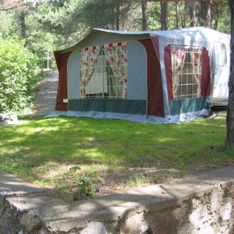 PLOT - Tent or caravan + car