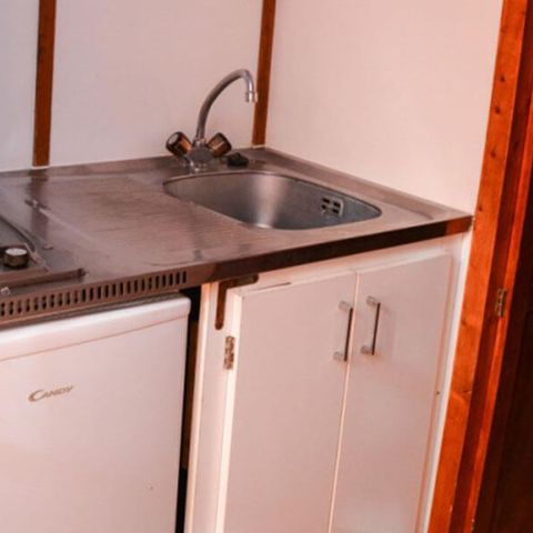 MAISON 4 personnes - CABANE CAMARGUAISE (mezzanine accessible par échelle)