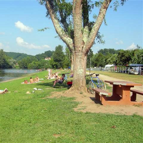EMPLACEMENT - EMPLACEMENT avec 1 voiture - Au bord de la Dordogne
