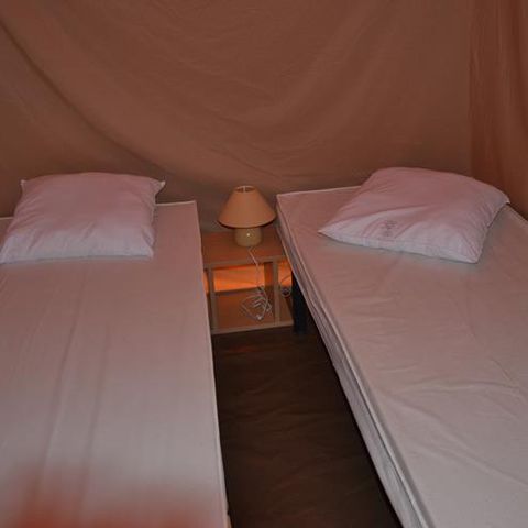 Canvas and wooden tent 6 persons - Lodge Canada Confort (6p-3ch) 35m² without sanitary facilities
