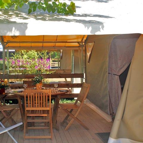 Canvas and wooden tent 6 persons - Lodge Canada Confort (6p-3ch) 35m² without sanitary facilities