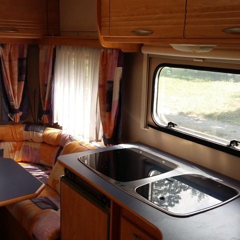 CARAVANA 2 personas - con toldo sin instalaciones sanitarias, 1 habitación