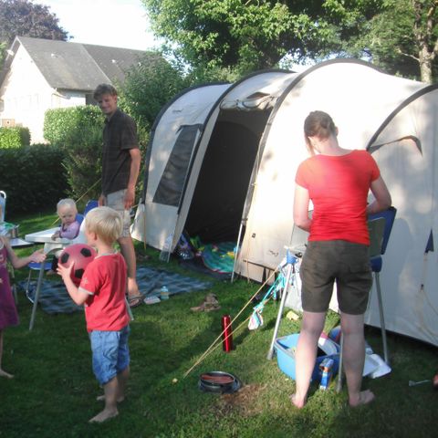 STAANPLAATS - Tent met elektriciteit