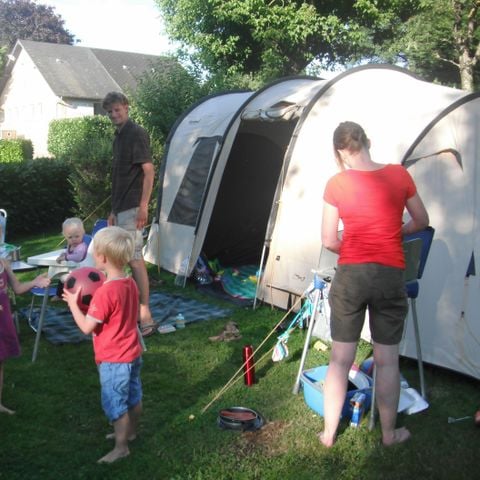 STAANPLAATS - Tent met elektriciteit