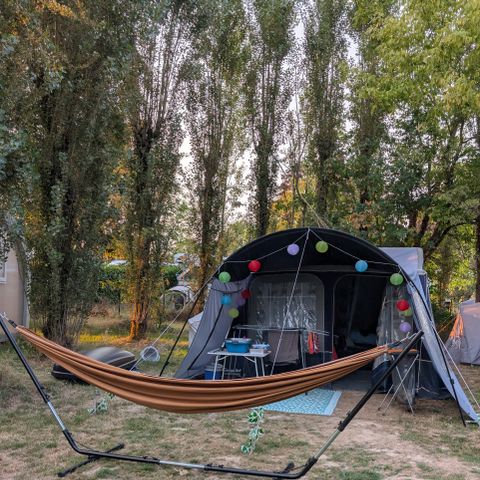 STAANPLAATS - Tent met elektriciteit