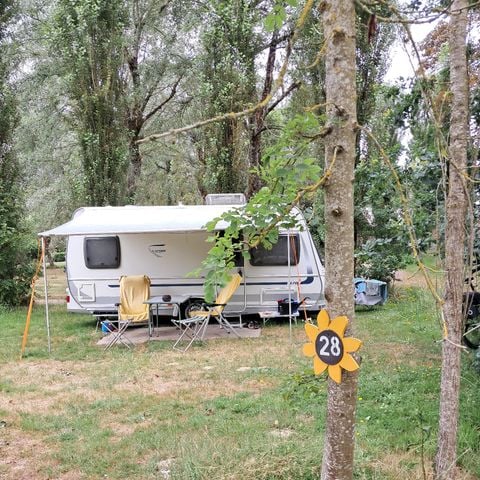 Stellplatz - Wohnwagen oder Wohnmobil mit Strom
