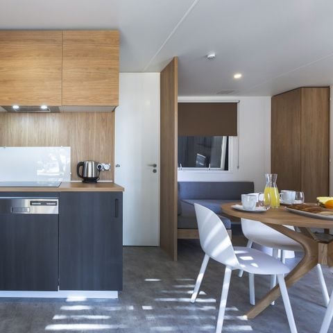 Mobilheim 6 Personen - Premium 34m² (3 Zimmer - 6 Betten) + überdachte Terrasse + TV + inkl. Bettwäsche und Handtücher