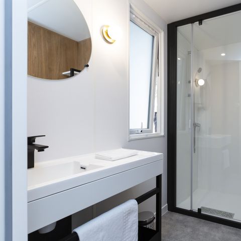 Mobilheim 6 personen - Premium 34m² (3 Zimmer - 6 Betten) + überdachte Terrasse + TV + inkl. Bettwäsche und Handtücher