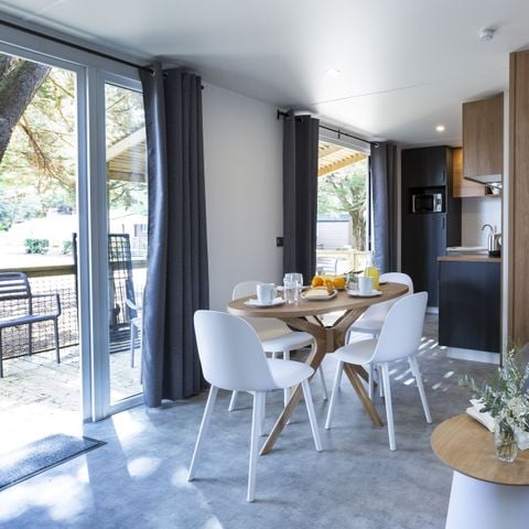 Mobilheim 6 Personen - Premium 34m² (3 Zimmer - 6 Betten) + überdachte Terrasse + TV + inkl. Bettwäsche und Handtücher