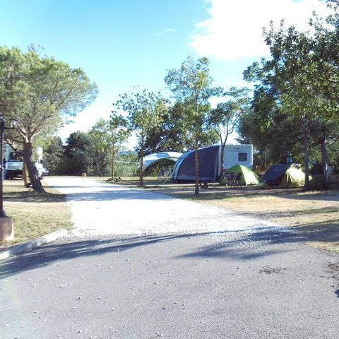 EMPLACEMENT - Emplacement + véhicule + électricité