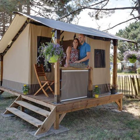 TIENDA DE LONA Y MADERA 2 personas - Excursionistas - No hay instalaciones sanitarias - No se admiten animales de compañía