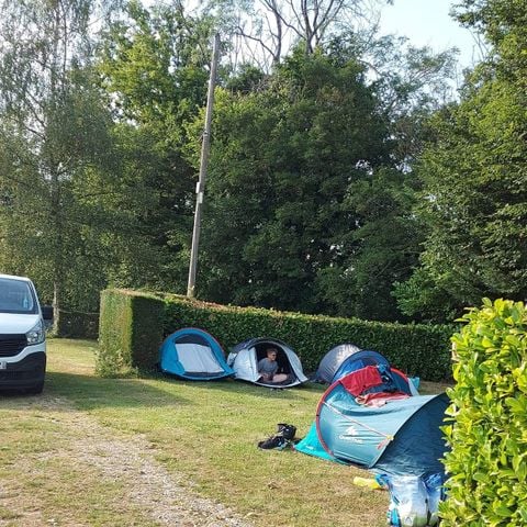 Kampeerplaats - Standplaats : 1 voertuig + elektriciteit inbegrepen 2 personen