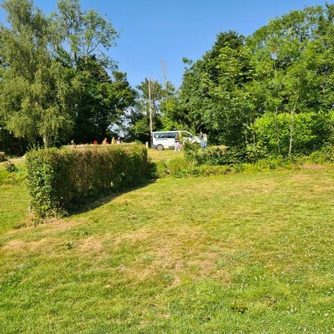 EMPLACEMENT - Emplacement : 1 véhicule sans électricité inclus 2 personnes