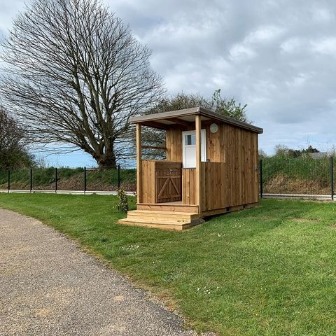 STAANPLAATS - Luxe kampeerplaats met 10A elektriciteitsaansluiting en individueel sanitair