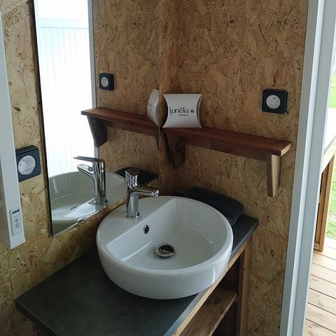 Stellplatz - Luxe-Stellplatz mit 10A Stromanschluss und individuellen Sanitäranlagen