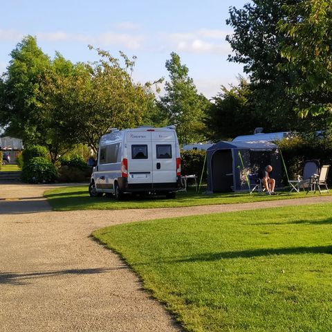 STAANPLAATS - Standaardplaats met 10A stroomaansluiting