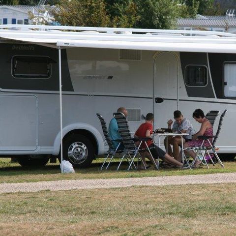 PIAZZOLA - Piazzola comfort con allacciamento elettrico 10A + allacciamento idrico/fognario