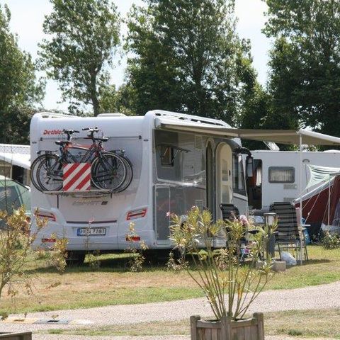 Stellplatz - Stellplatz Confort mit Stromanschluss 10A + Wasser-/Abwasseranschluss
