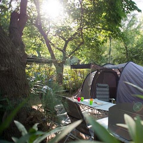 EMPLACEMENT - Emplacement nature pour tente/caravane/camping-car avec électricité 10A
