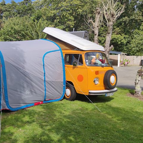 STAANPLAATS - Comfortpakket: tent, caravan of camper / 1 auto / elektriciteit