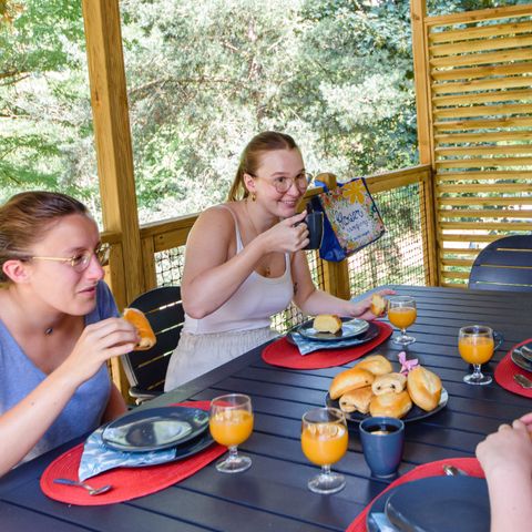 Mobilheim 6 Personen - Premium 32m² 3 Schlafzimmer - Halboffene Terrasse - KLIMA + TV + Bettwäsche + Handtücher inklusive