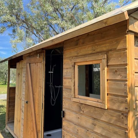 PLOT - Premium package: pitch equipped with a Freecamp (cabin with sanitary facilities and open kitchen)