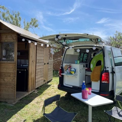 STAANPLAATS - Premium pakket: kampeerplaats uitgerust met een Freecamp (cabine met sanitair en open keuken)