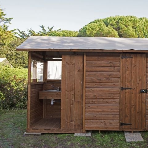Kampeerplaats - Premium pakket: kampeerplaats uitgerust met een Freecamp (cabine met sanitair en open keuken)