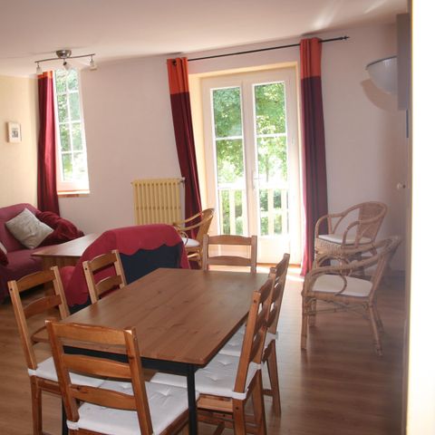 APARTMENT 6 people