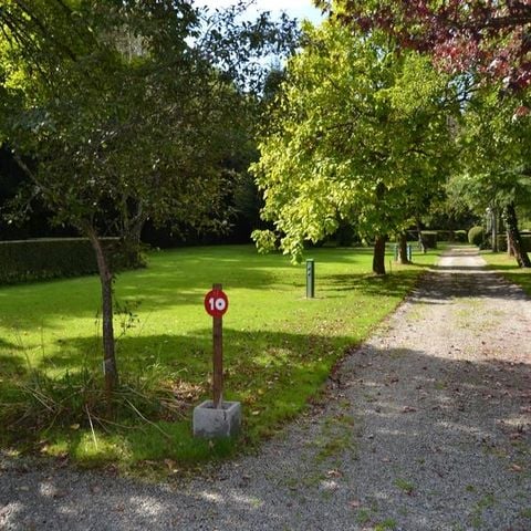 EMPLACEMENT - Forfait Confort (1 tente, caravane ou camping-car / 1 voiture / électricité ) 1/2 pers