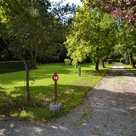 EMPLACEMENT - Forfait Confort (1 tente, caravane ou camping-car / 1 voiture / électricité )