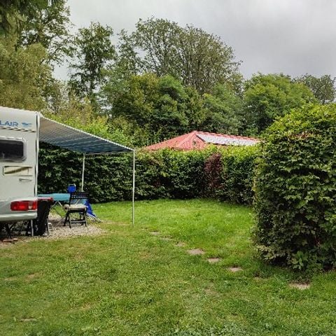STAANPLAATS - Comfort pakket (1 tent, caravan of camper / 1 auto / elektriciteit ) 1/2 pers