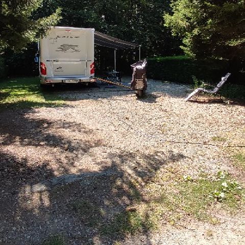 EMPLACEMENT - Forfait Confort (1 tente, caravane ou camping-car / 1 voiture / électricité )