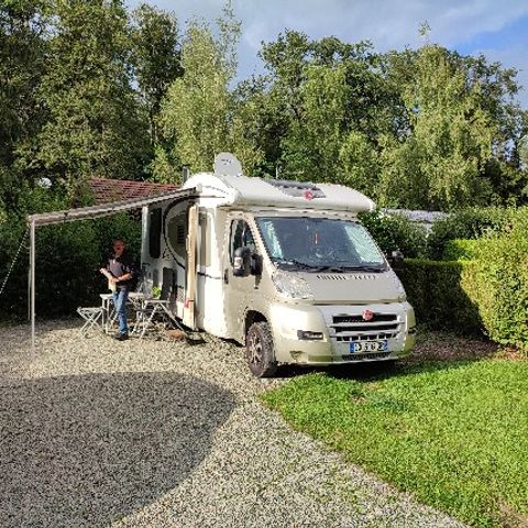 PARCELA - Paquete privilegio - superficie > 150 m² (1 tienda, caravana o autocaravana / 1 coche / electricidad)