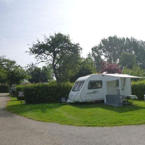 STAANPLAATS - Standplaats + auto